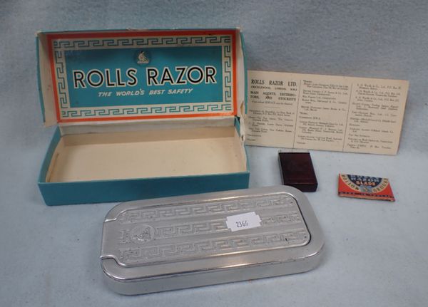 A VINTAGE ROLLS RAZOR, CASED