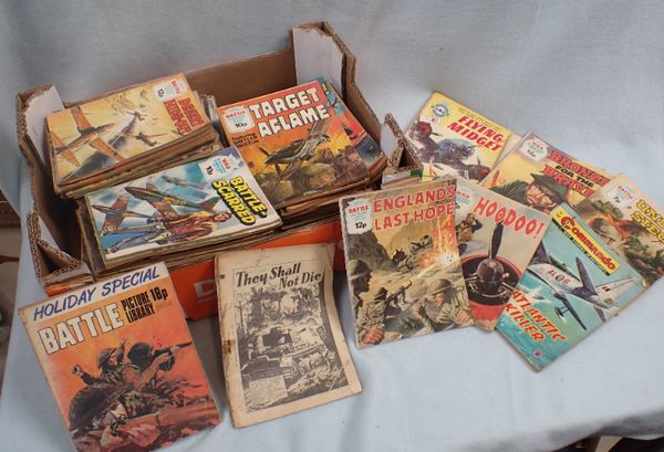 A COLLECTION OF 'COMMANDO' AND FLEETWAY LIBRARY BOOKLETS