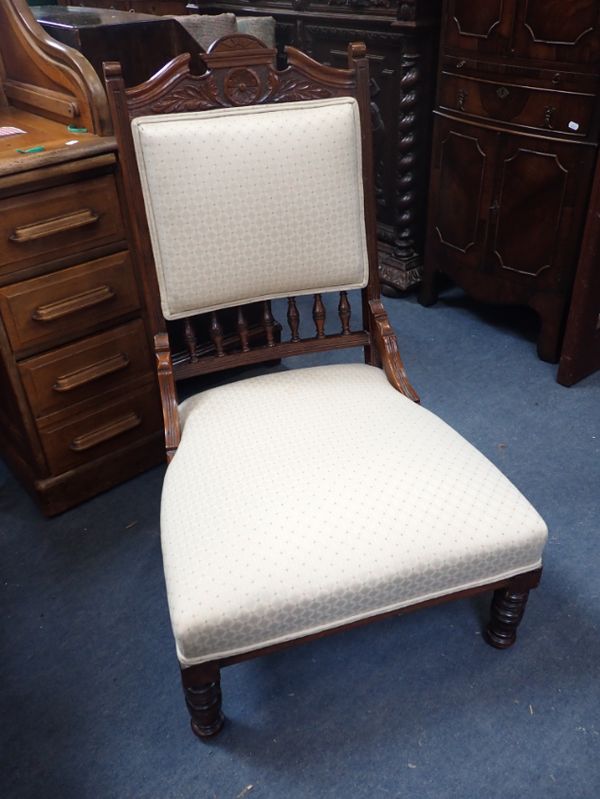 AN EDWARDIAN WALNUT FRAMED PARLOUR CHAIR