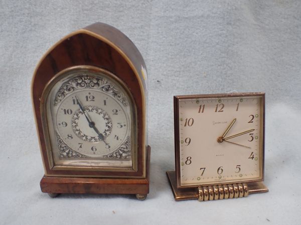 AN EARLY 20TH CENTURY WALNUT-CASED  ALARM CLOCK