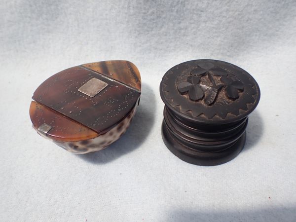 AN EARLY 19TH CENTURY COWRIE, HORN AND PIQUE WORK SNUFFBOX