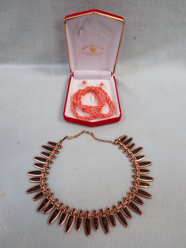 A 1960S STYLE MODERNIST ENAMEL AND COPPER NECKLACE