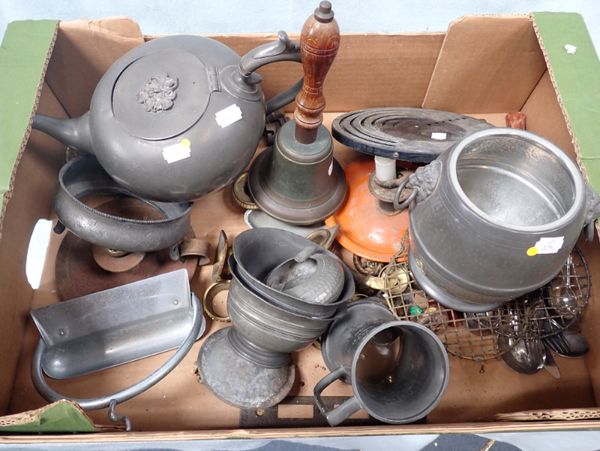 A COLLECTION OF PEWTER AND METALWARE