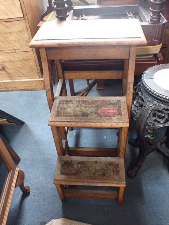 A PAIR OF LATE19TH CENTURY OAK LIBRARY STEPS