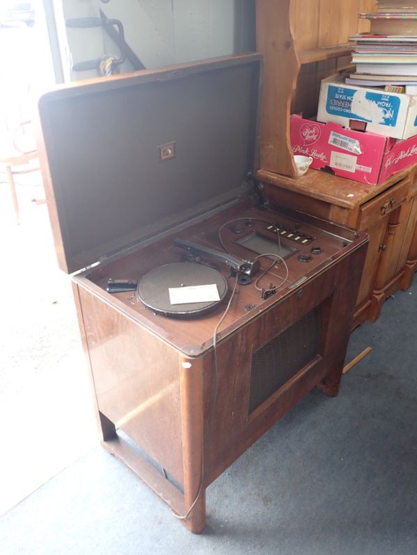 A 1930S HMV WALNUT CASED RADIOGRAM