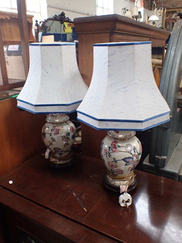 A PAIR OF CHINESE VASE STYLE TABLE LAMPS