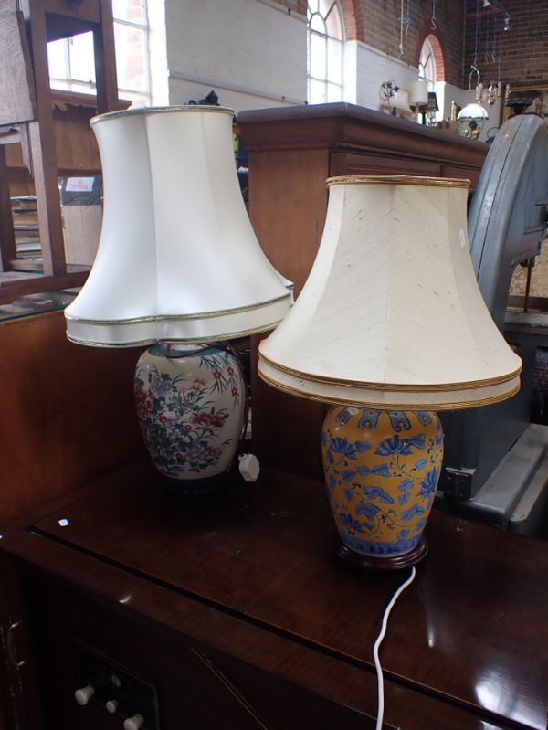 A CHINESE VASE STYLE TABLE LAMP