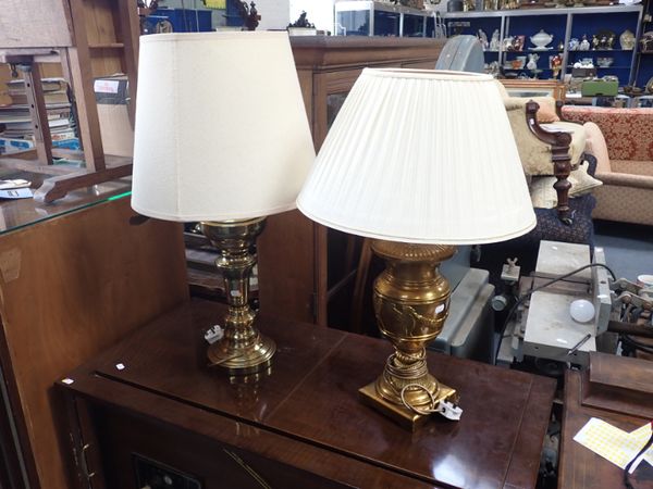 A SUBSTANTIAL BRASS TABLE LAMP, OF NEOCLASSICAL URN FORM