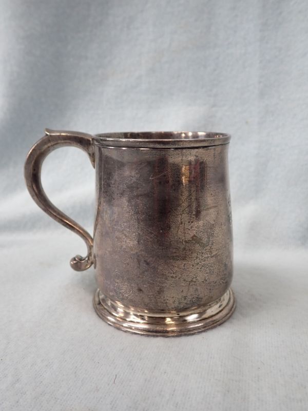 EARLY VICTORIAN MUG WITH WAISTED FOOT