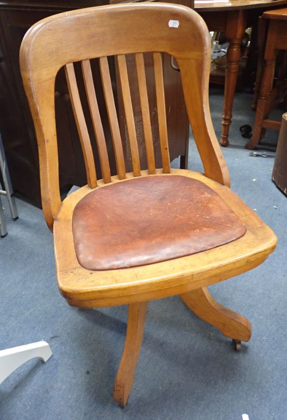 AN EDWARDIAN OAK SWIVEL DESK CHAIR