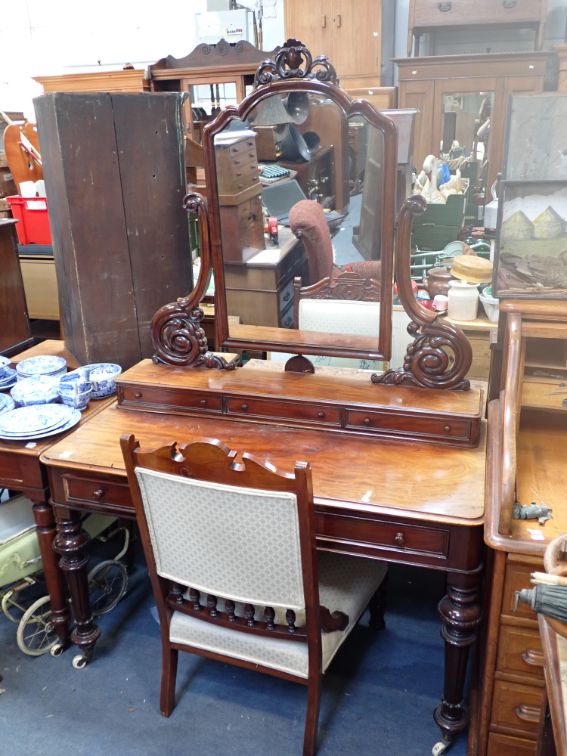 A VICTORIAN MAHOGANY DRESSING TABLE