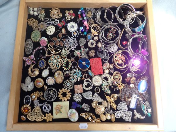 A COLLECTION OF COSTUME JEWELLERY