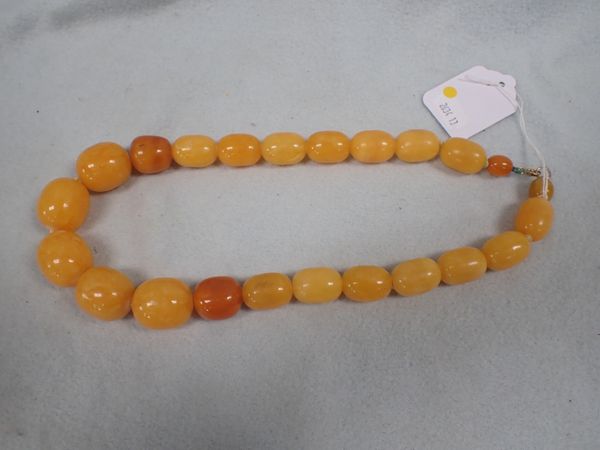 A YELLOW 'AMBER'  BEAD NECKLACE