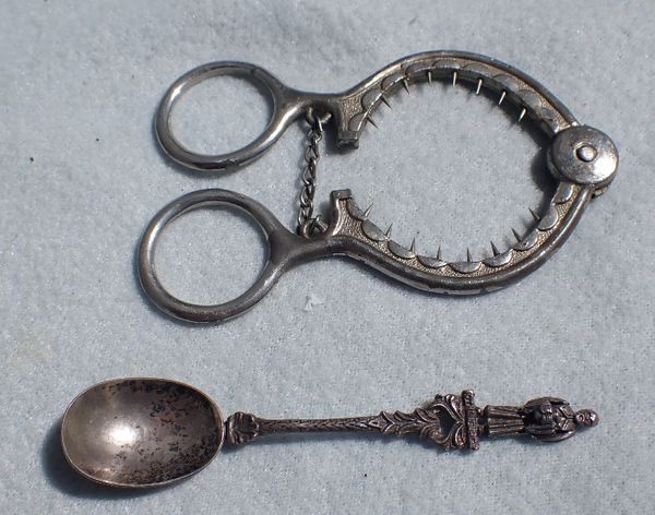 AN EGG TOPPING DEVICE, AND A SOUVENIR SPOON