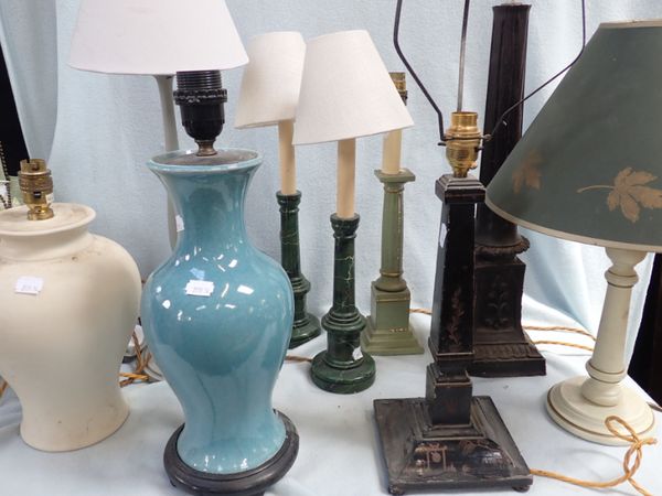 A PAIR OF FAUX MALACHITE COLUMN TABLE LAMPS