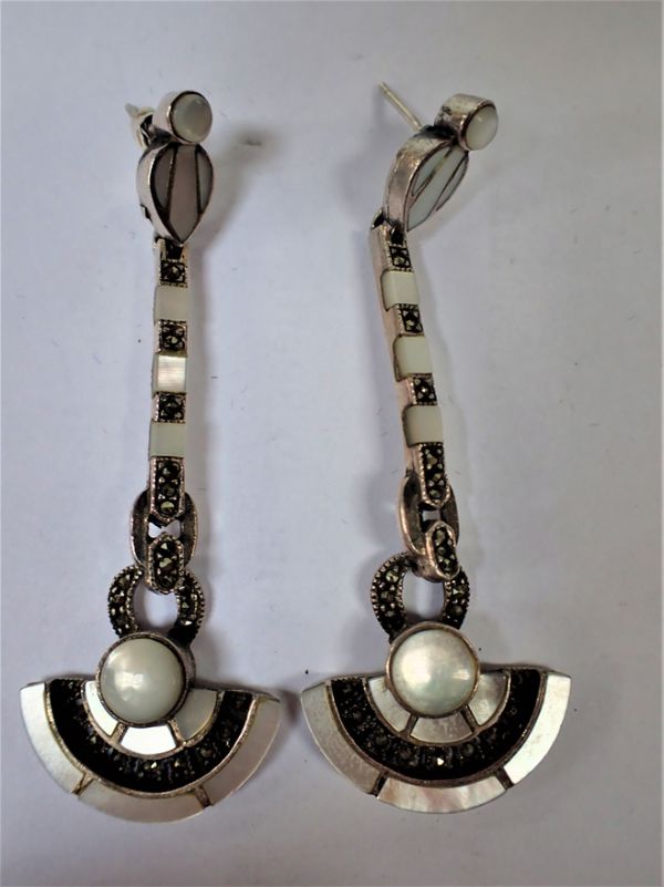 A PAIR OF SILVER ART DECCO STYLE DROP EARRINGS