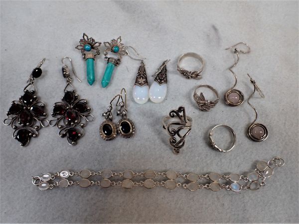 A COLLECTION OF JEWELLERY