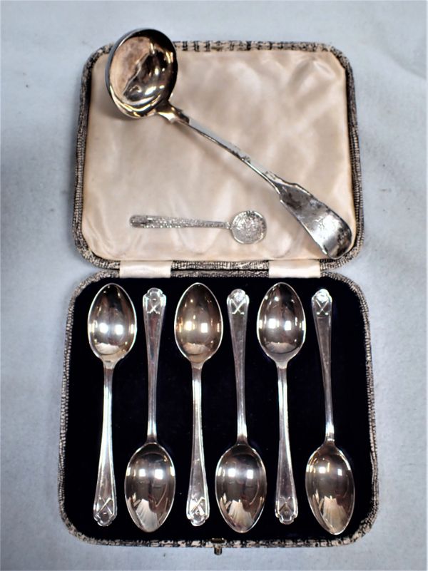 A SET OF SIX SILVER TEASPOONS WITH GOLF CLUB DECORATION