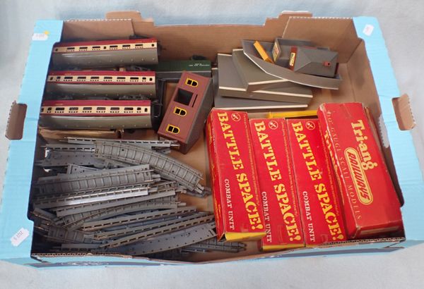 A QUANTITY OF HORNBY/TRI-ANG 'OO' GAUGE RAILWAY