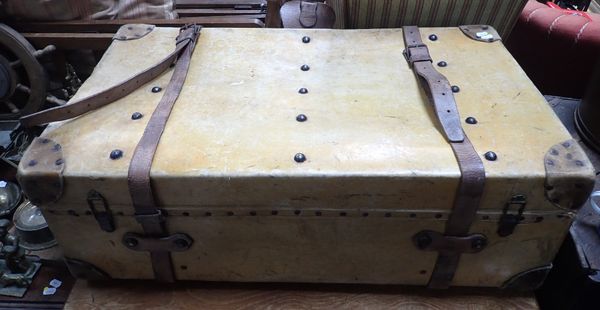 AN EARLY 20TH CENTURY HIDE SUITCASE