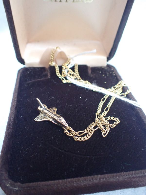 A 14KT GOLD PENDANT IN THE FORM OF THE SPACE SHUTTLE