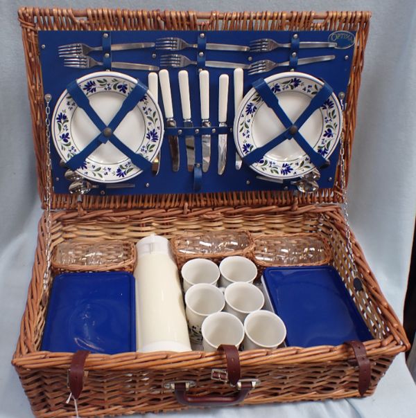 AN 'OPTIMA' PICNIC BASKET