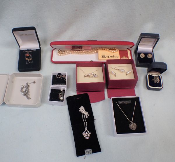 A COLLECTION OF SILVER JEWELLERY