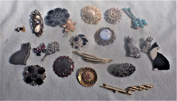 A COLLECTION OF BROOCHES