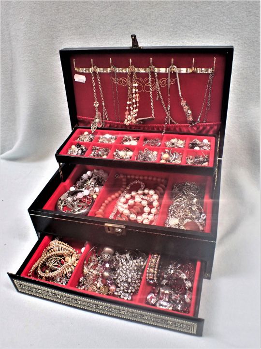 A COLLECTION OF COSTUME JEWELLERY