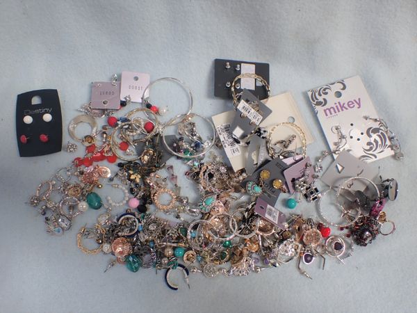 A COLLECTION OF EARRINGS