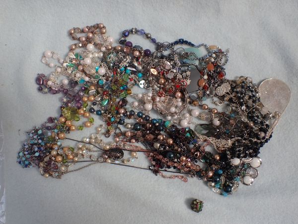 A COLLECTION OF COSTUME JEWELLERY