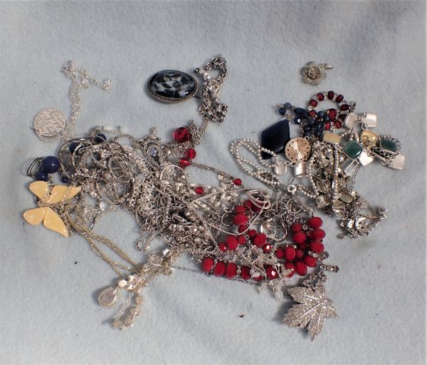 A COLLECTION OF WHITE METAL JEWELLERY