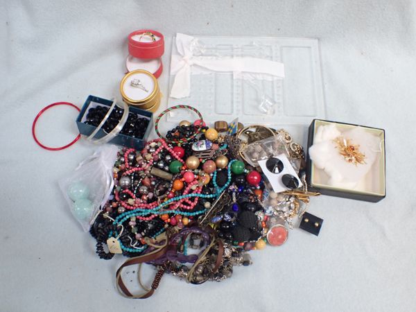 A QUANTITY OF BEADS AND COSTUME JEWELLERY