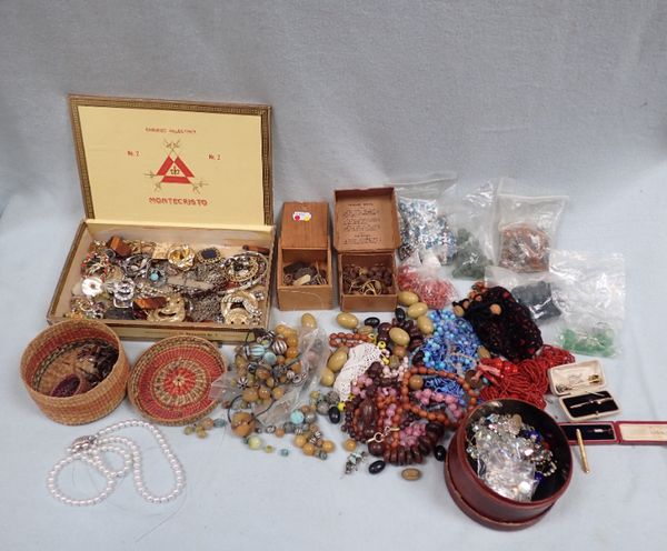 A COLLECTION OF COSTUME JEWELLERY AND BEADS