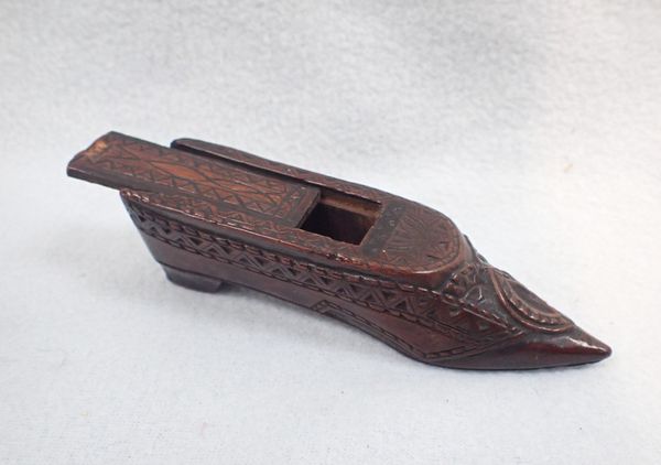 A 19H CENTURY WOODEN SHOE SNUFFBOX