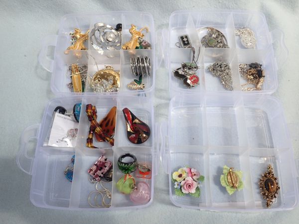 A COLLECTION OF COSTUME JEWELLERY