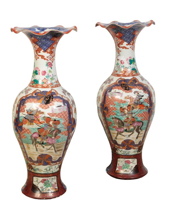 A PAIR OF LARGE JAPANESE VASES, MEIJI PERIOD (1868-1912)