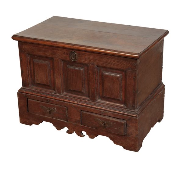 AN 18TH CENTURY SMALL OAK MULE CHEST