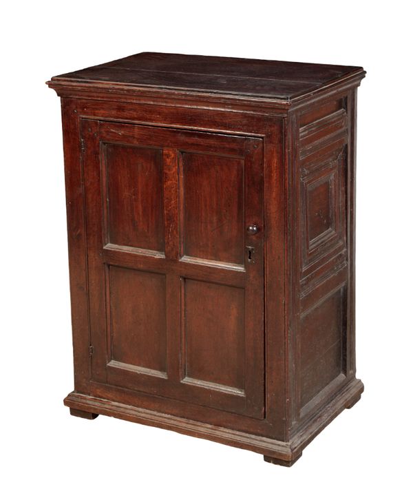 AN 18TH CENTURY PROVINCIAL OAK CUPBOARD