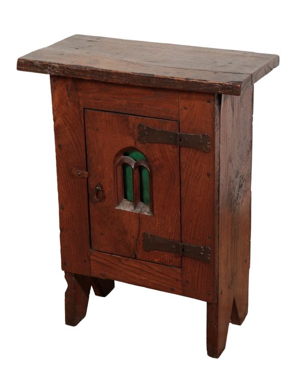 AN 18TH CENTURY PROVINCIAL OAK CUPBOARD