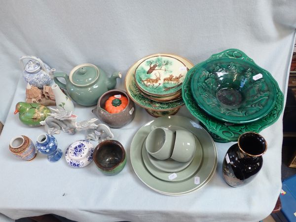 A COLLECTION OF CERAMICS INCLUDING DENBY TEAPOT