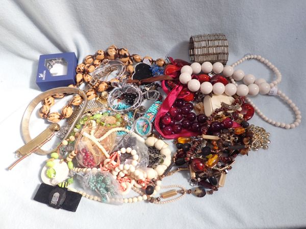 A COLLECTION OF COSTUME JEWELLERY