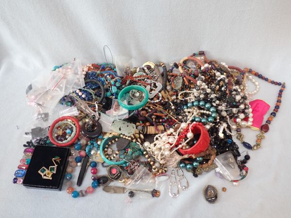 A COLLECTION OF COSTUME JEWELLERY