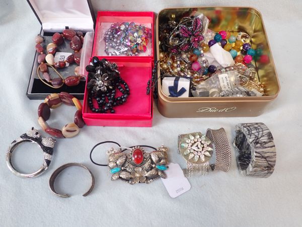 A COLLECTION OF COSTUME JEWELLERY