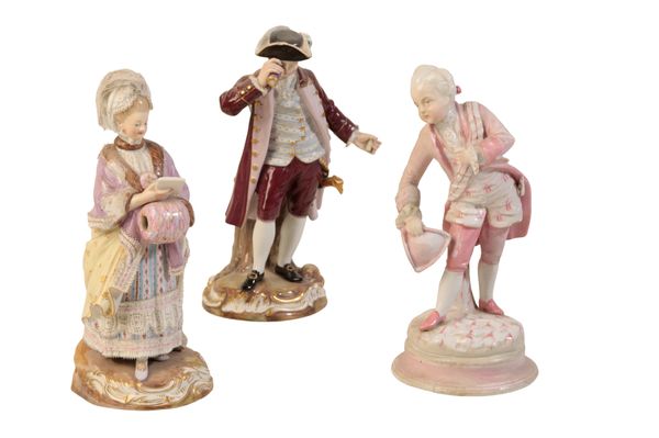 A PAIR OF 18TH CENTURY STYLE CONTINENTAL PORCELAIN CABINET FIGURES