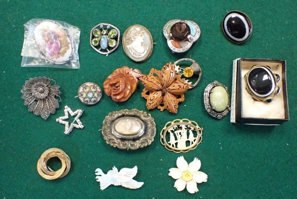 A COLLECTION OF COSTUME JEWELLERY