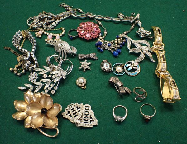 A COLLECTION OF COSTUME JEWELLERY