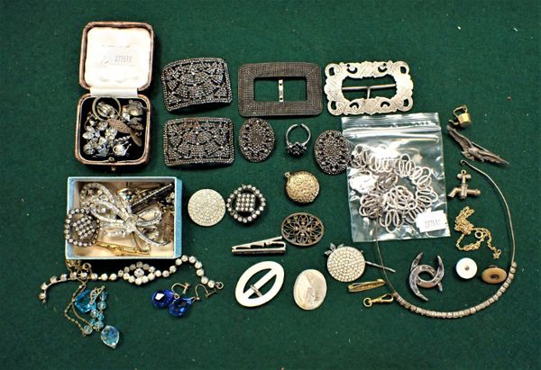 A COLLECTION OF COSTUME JEWELLERY