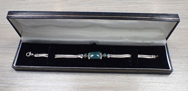 A SILVER AND GREEN STONE BRACELET