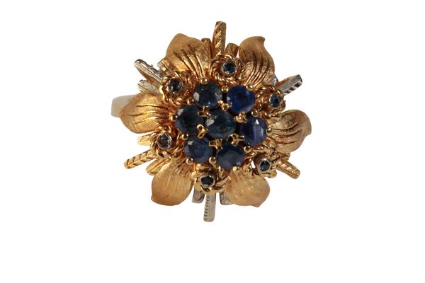 A  1960'S STYLE SAPPHIRE CLUSTER RING